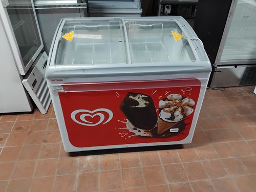 Commercial wall chest ice - wall's,
